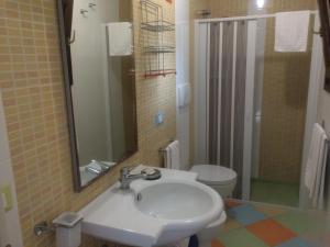 un bagno con lavandino e WC di Borgo Console a Porto Cesareo Altre 37 foto