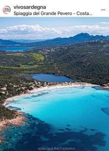 uma vista aérea de uma praia com água azul em Residenza Chrysalis Bay em Porto Cervo