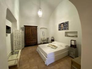 ヴァリゴッティにあるLa Casa dei pescatoriのベッドルーム1室(ベッド1台、テーブル付)