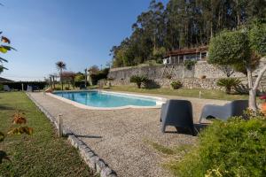 ForneloにあるCasa da Cercaの庭園内のスイミングプール(椅子2脚付)