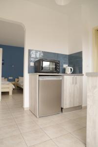 A kitchen or kitchenette at Gardelis Gardens