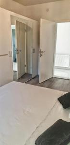 Een bed of bedden in een kamer bij Apartman MERI