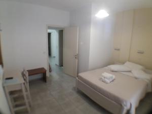 Postel nebo postele na pokoji v ubytování Harbour View - Oceanis Apartments