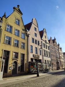 een rij gebouwen in een stadsstraat bij Apartament Elbląg GoodEnergy - Stare Miasto, Oldtown, Altstadt in Elblag