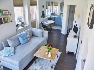 a living room with a couch and a table at Hafenbude Husum in Husum