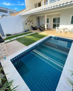 uma piscina no quintal de uma casa em Casa em Peroba/Maragogi 100m da Praia em Ponta do Mangue