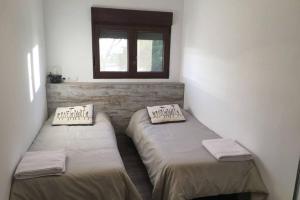 A bed or beds in a room at Puerta Laguna - Casa con parcela