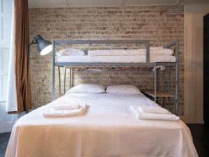 Двухъярусная кровать или двухъярусные кровати в номере Georgian Loft Apartment
