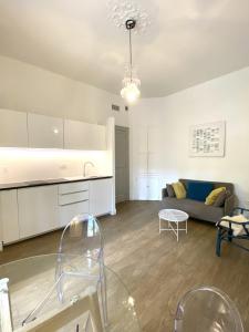 een woonkamer met een bank en een tafel bij T2 Montpellier centre, climatisé in Montpellier