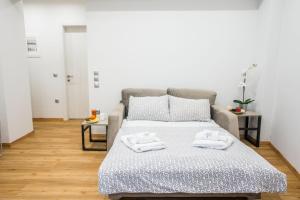 ein Schlafzimmer mit einem Bett mit Handtüchern darauf in der Unterkunft Α26 Pristine & modern flat near Monastiraki square in Athens in Athen