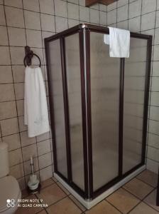 - Baño con cabina de ducha y toalla en Casa rural "Matela", en Prado