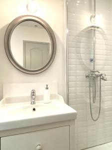 een badkamer met wastafel en douche met spiegel bij T2 Montpellier centre, climatisé in Montpellier +30 foto's