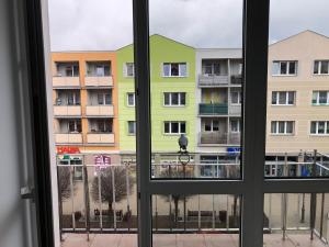 馬爾堡的住宿－Apartament Kościuszki，从窗户可欣赏到建筑的景色