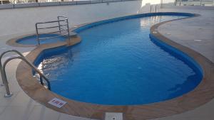 Bazén v ubytování Gentle Studio in Uniestate Sports Tower Dubai Sports City by Deluxe Holiday Homes nebo v jeho okolí