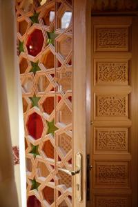 una puerta con una pared estampada detrás de ella en Elegancia Riad Boutique & SPA en Marrakech