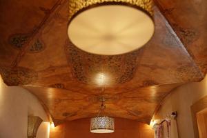 techo de un edificio con techo de madera en Elegancia Riad Boutique & SPA en Marrakech