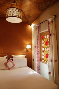 Un dormitorio con una cama grande y una ventana en Elegancia Riad Boutique & SPA en Marrakech