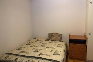 una piccola camera da letto con un letto e una cassettiera di Apartment with aircondition and sauna a Kuusamo