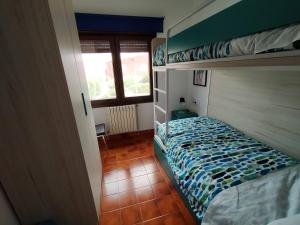 Poschodová posteľ alebo postele v izbe v ubytovaní Ca l'Aiguadora