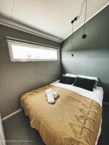 
Een bed of bedden in een kamer bij Basecamp Tiny House Eco Resort
