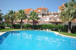 ein großer blauer Swimmingpool vor einem Gebäude in der Unterkunft ESPAGNE, MANILVA, ANDALOUSIE , PENTHOUSE VUE MER 7 PERSONNES in Manilva