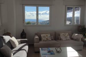 Ein Sitzbereich in der Unterkunft ESPAGNE, MANILVA, ANDALOUSIE , PENTHOUSE VUE MER 7 PERSONNES