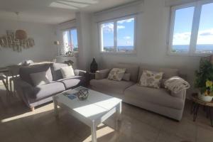 Ein Sitzbereich in der Unterkunft ESPAGNE, MANILVA, ANDALOUSIE , PENTHOUSE VUE MER 7 PERSONNES