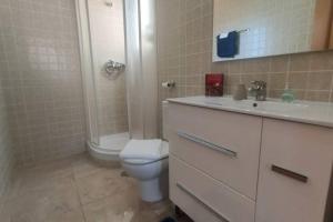 ein Badezimmer mit Toilette, Waschbecken und Dusche in der Unterkunft ESPAGNE, MANILVA, ANDALOUSIE , PENTHOUSE VUE MER 7 PERSONNES in Manilva