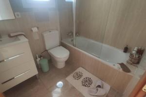 ein Badezimmer mit Toilette, Badewanne und Waschbecken in der Unterkunft ESPAGNE, MANILVA, ANDALOUSIE , PENTHOUSE VUE MER 7 PERSONNES in Manilva + 16 Fotos