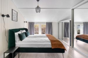 a bedroom with a large bed and a window at Hardanger Guesthouse in Ulvik