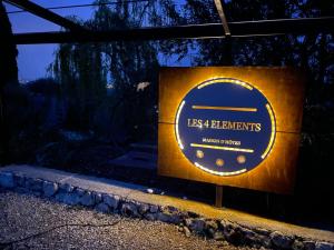 Una señal para el restaurante Las Elaciones por la noche en Les 4 éléments, en Tourrettes-sur-Loup
