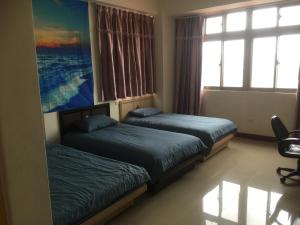 北竿鄉的住宿－美麗的民宿 可電洽民宿，一间卧室设有两张床和窗户。