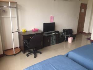 1 dormitorio con escritorio, ordenador y cama en 美麗的民宿 可電洽民宿, en Beigan