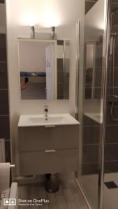 W łazience znajduje się umywalka i prysznic. w obiekcie STUDIO RDJ TERRASSE PISCINE SANARY SUR MER w mieście Sanary-sur-Mer