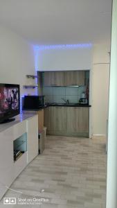 a room with a kitchen with a tv and a kitchen at STUDIO RDJ TERRASSE PISCINE SANARY SUR MER in Sanary-sur-Mer