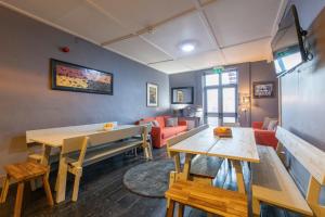 ダブリンにあるGeorgian Loft Apartmentのテーブルとソファのあるリビングルーム