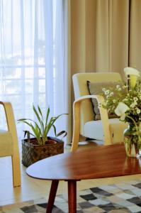 salon ze stolikiem kawowym i krzesłami w obiekcie Villa Reis Caniço w Caniço
