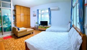 سرير أو أسرّة في غرفة في Bridgeside Homestay
