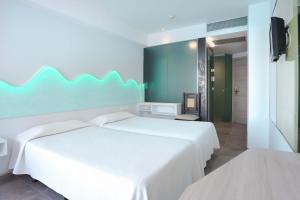Postel nebo postele na pokoji v ubytování KAKTUS Hotel Benikaktus