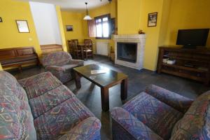 - un salon avec des canapés, une table et une cheminée dans l'établissement Casa Rural San Marcos, à Yeste