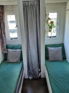 twee bedden in een kamer met twee ramen bij FoREST in Zuidlaren