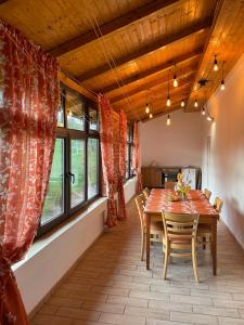 a dining room with a table and chairs at Vila Club Dioda in Cicanesti