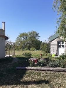 a backyard with a shed and a garden at La Corraliere Chambres d'Hôtes in Nègrepelisse