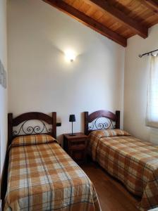een slaapkamer met 2 bedden en een raam bij Villa Betulla con piscina privata sul lago di Como in Colico