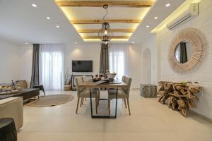 Sea & Olives Suites Hotel and Villas的电视和/或娱乐中心