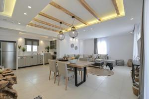 Sea & Olives Suites Hotel and Villas的厨房或小厨房
