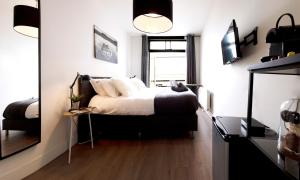 um quarto com uma cama, uma janela e um espelho em Modern Hideout Ace Location em Amsterdã
