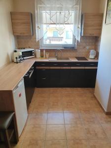 Kuchyňa alebo kuchynka v ubytovaní Apartament na Wydmie Ustka + 4 fotografie