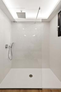 een douche met een glazen deur in de badkamer bij Sunny modern Apartment Perfect located in Estepona