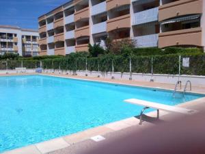 a large swimming pool in front of a building at Appartement 4 personnes 5mn plage Piscine wifi parking in La Seyne-sur-Mer